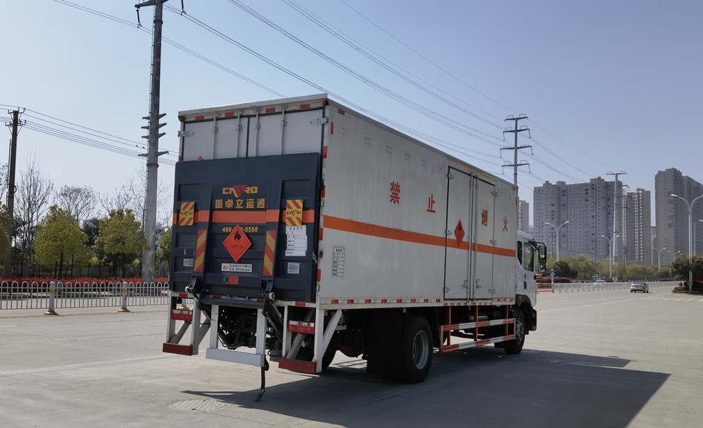 東風(fēng)D9貨廂6.8米/7.6米爆破器材車(chē)